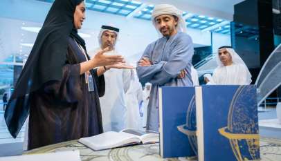 الشيخ عبد الله بن زايد يستمع إلى شرح عن كتاب «نشأة مجموعة متحف» في معرض أبوظبي الدولي للكتاب