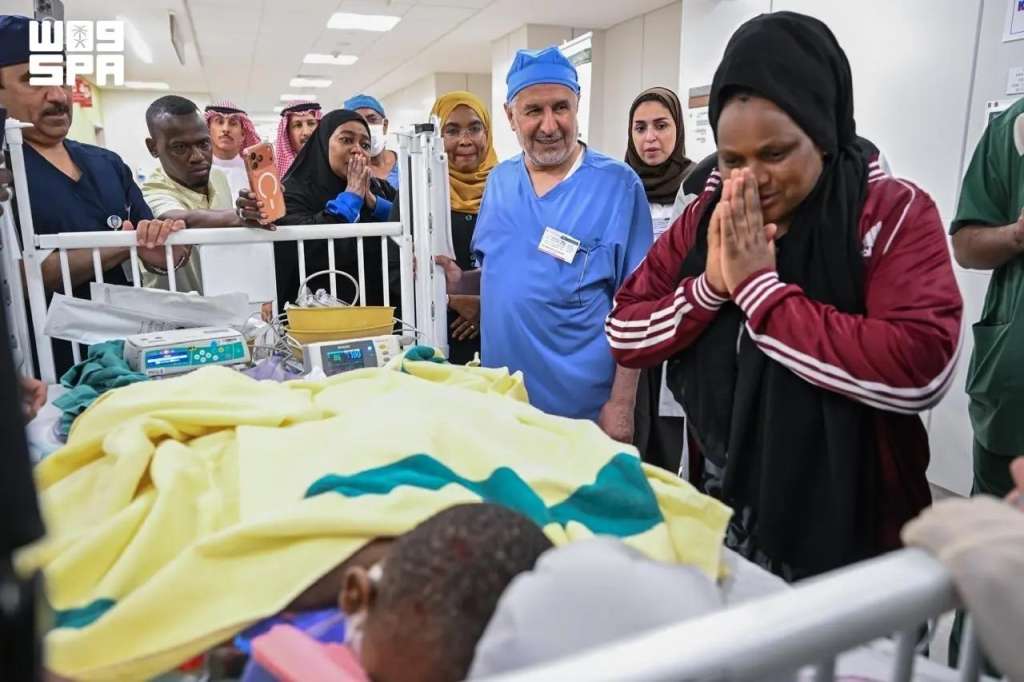 والدة التوأم تعبّر عن امتنانها بجانب الدكتور عبدالله الربيعة بعد العملية
