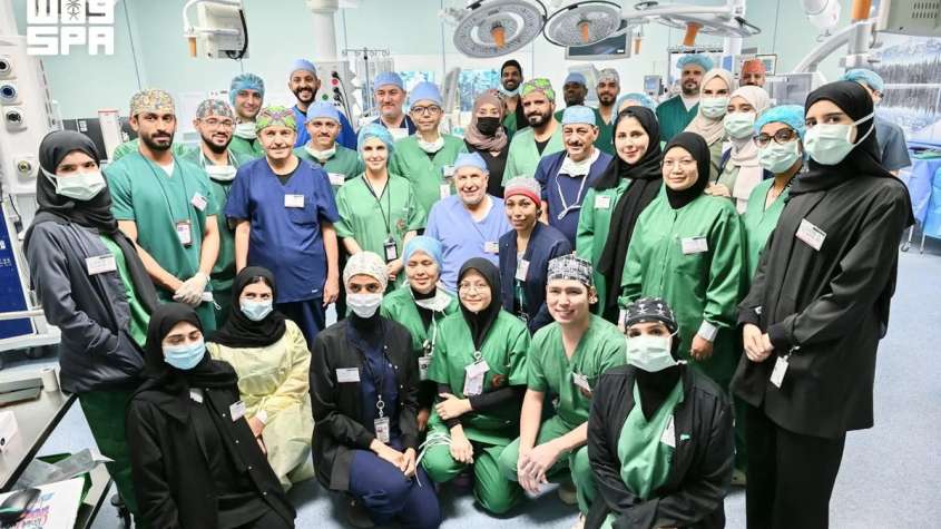 الفريق الطبي والجراحي السعودي في غرفة العمليات بعد فصل التوأم التنزاني لايتيينس ولوفنس