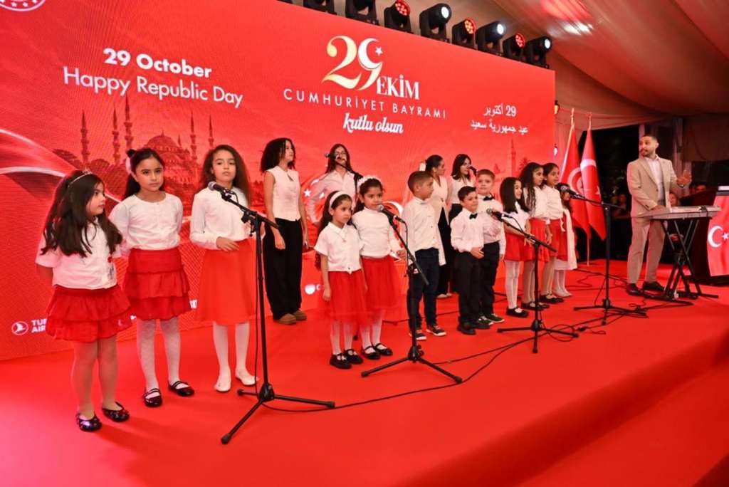 أطفال كورال مدارس معارف الدولية يؤدون النشيدين الوطنيين التركي والتونسي