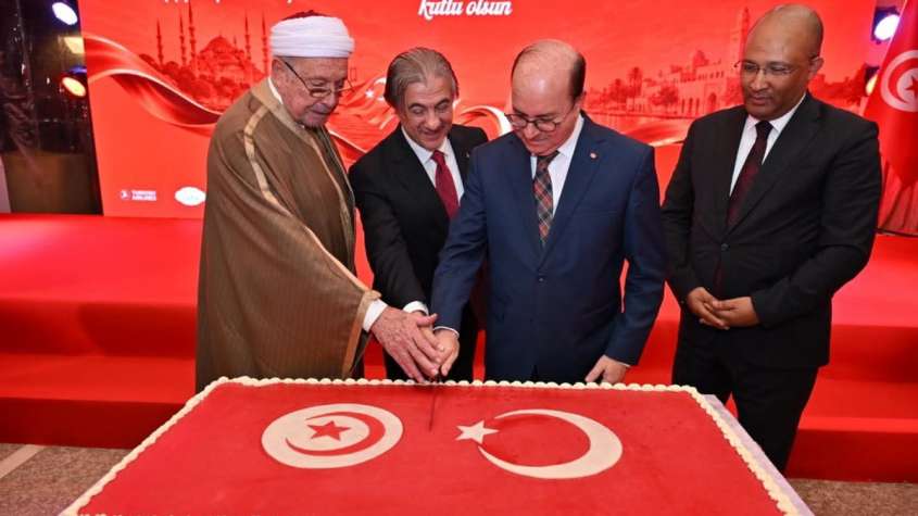 قطع كعكة تحمل علمي تونس وتركيا خلال احتفال سفارة تركيا بتونس بالذكرى الـ103 لتأسيس الجمهورية