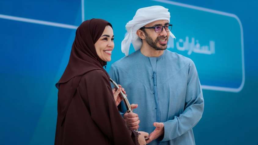 تسليم جائزة وزير الخارجية للتميز إلى سفارة دولة الإمارات العربية المتحدة في تونس
